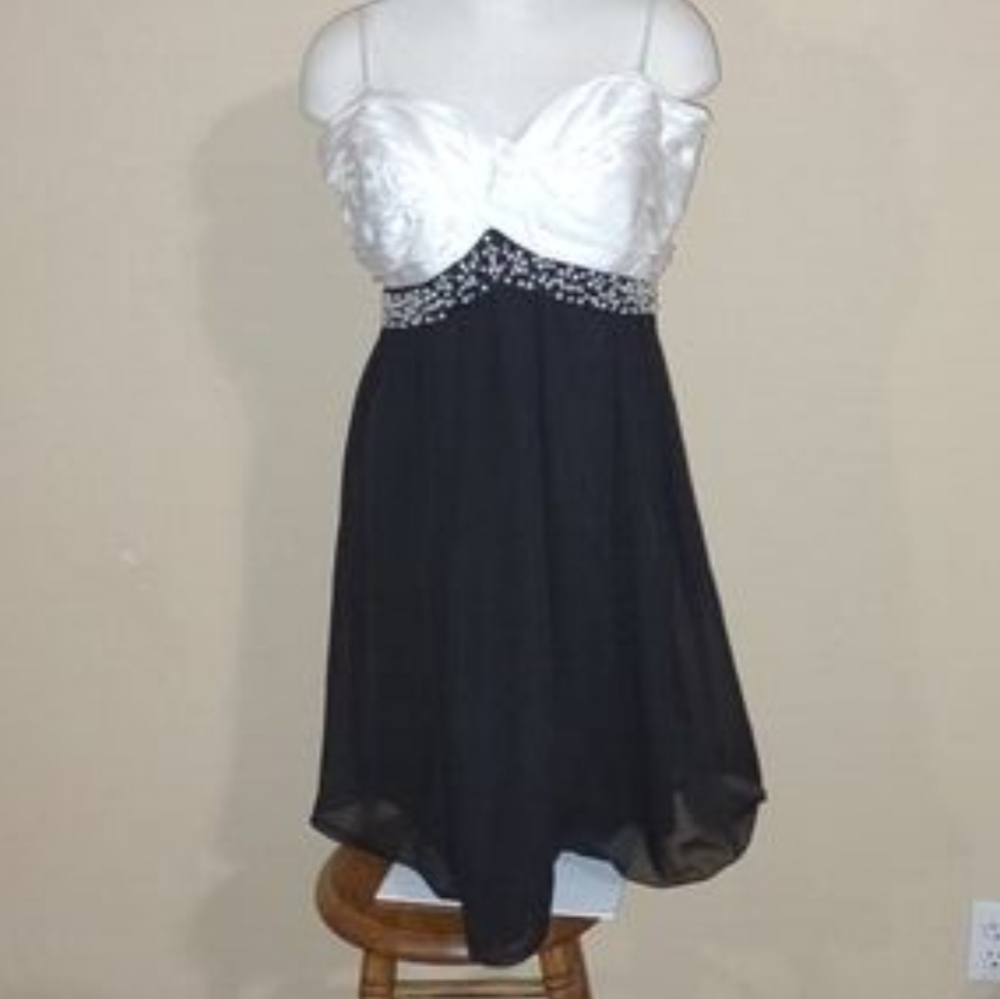 New TORRID strapless prom dress 18